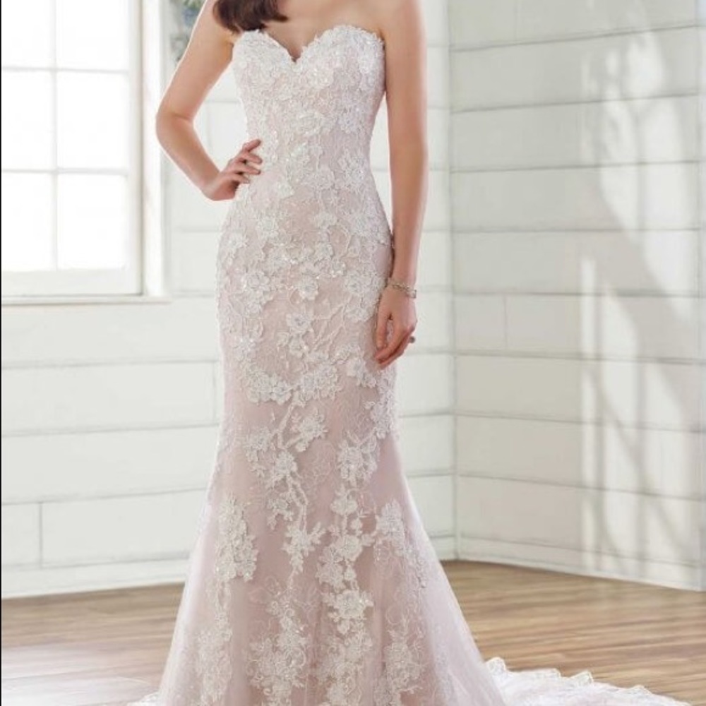 Essense of Australia D2683 Wedding Gown